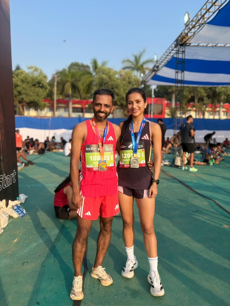 Devangi Purkayastha and Coach Vikas Srinivasan with finisher medals at TCS World 10K Bengaluru 2026